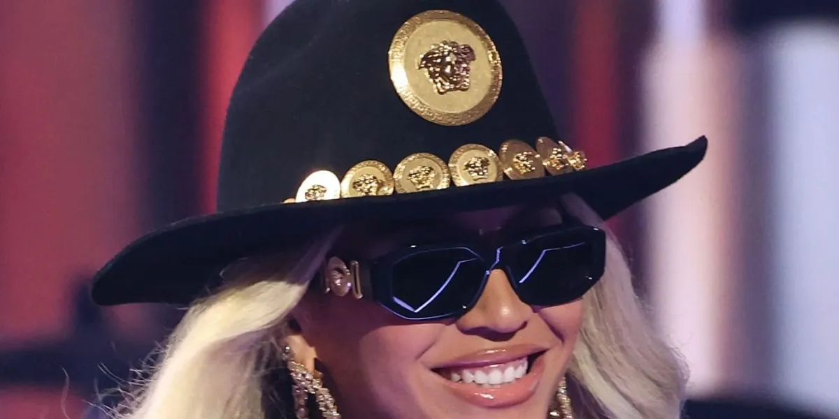 Versace 4361 GB1/87 Medusa Biggie Sunglasses - As Seen On Sabrina Carpenter & Kim Kardashian